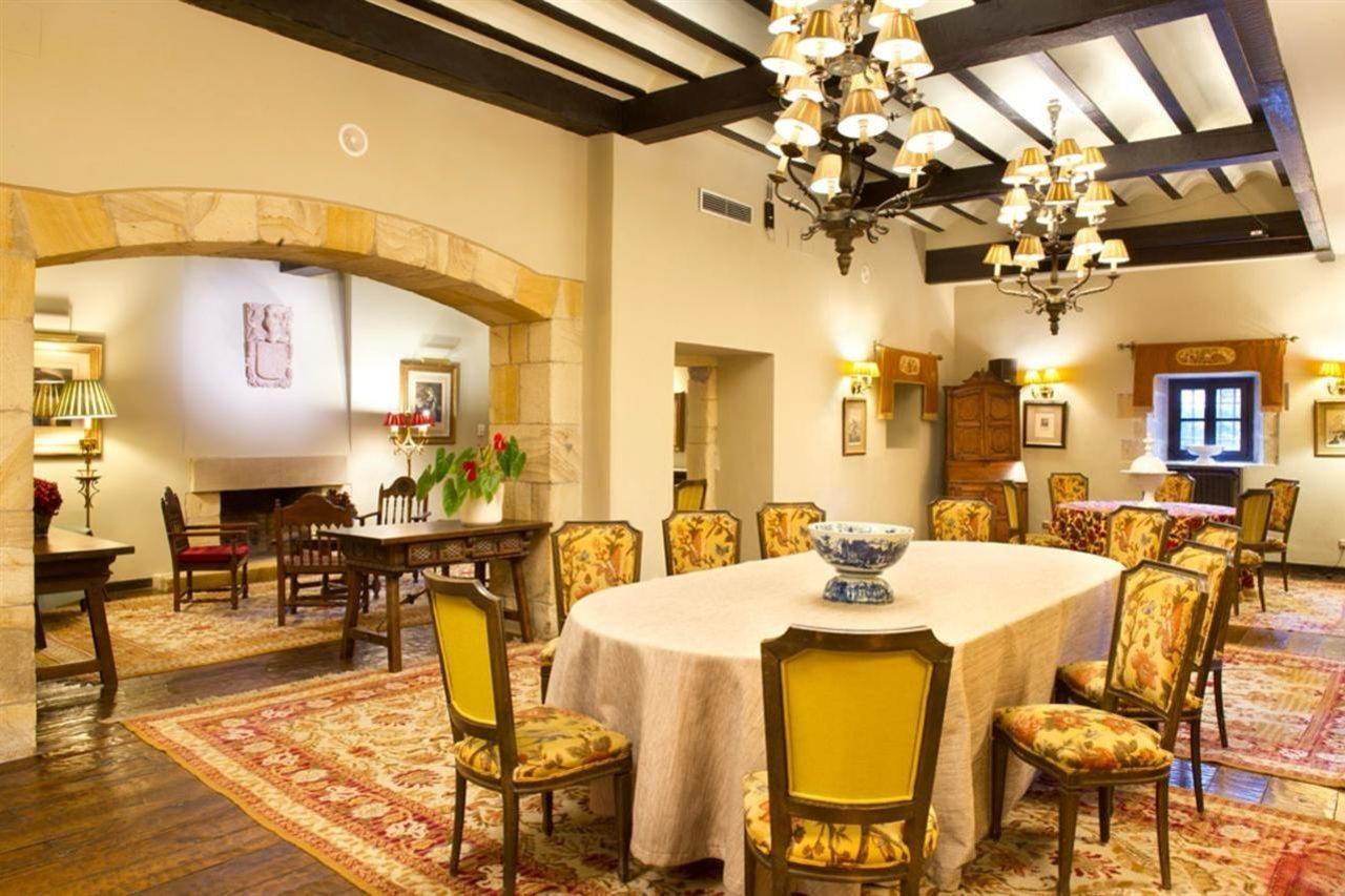 Parador De Santillana Del Mar Exterior photo