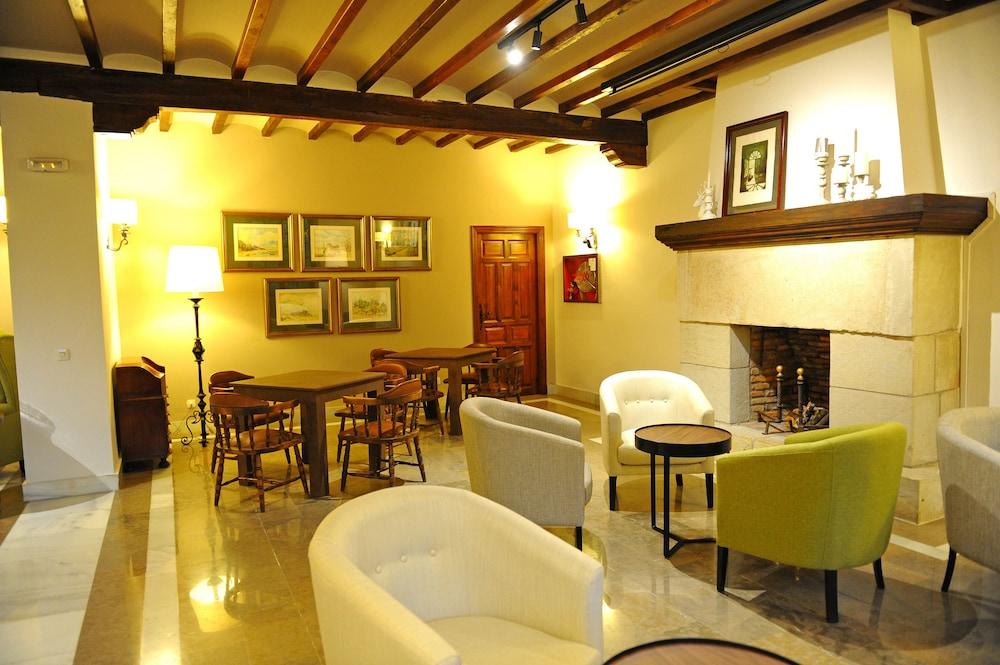 Parador De Santillana Del Mar Exterior photo