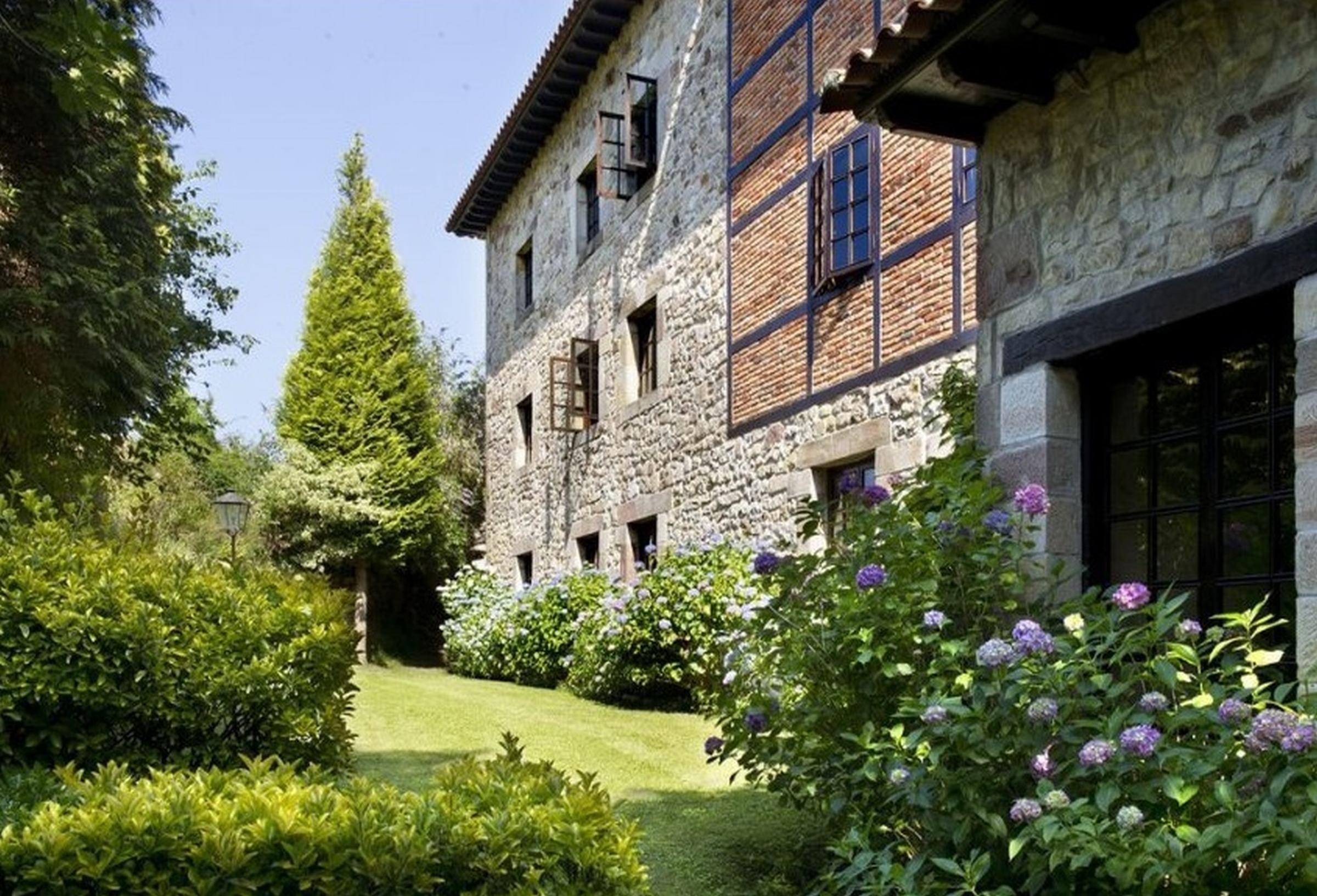 Parador De Santillana Del Mar Exterior photo