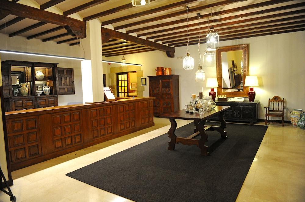Parador De Santillana Del Mar Exterior photo