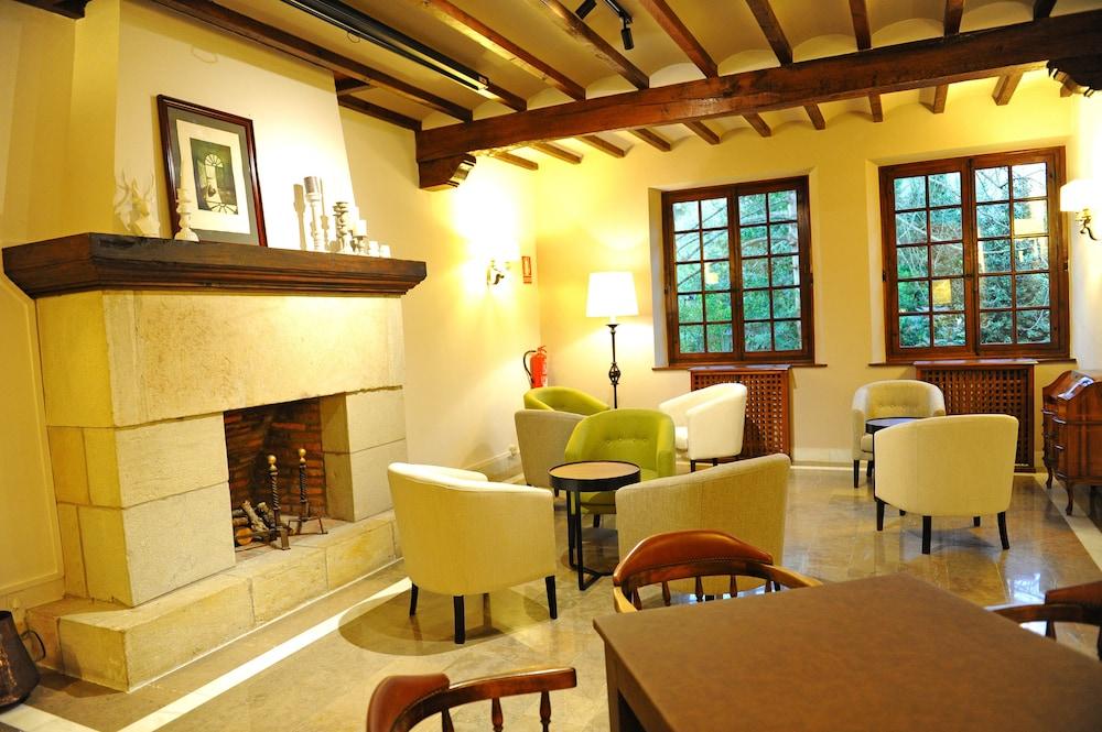 Parador De Santillana Del Mar Exterior photo